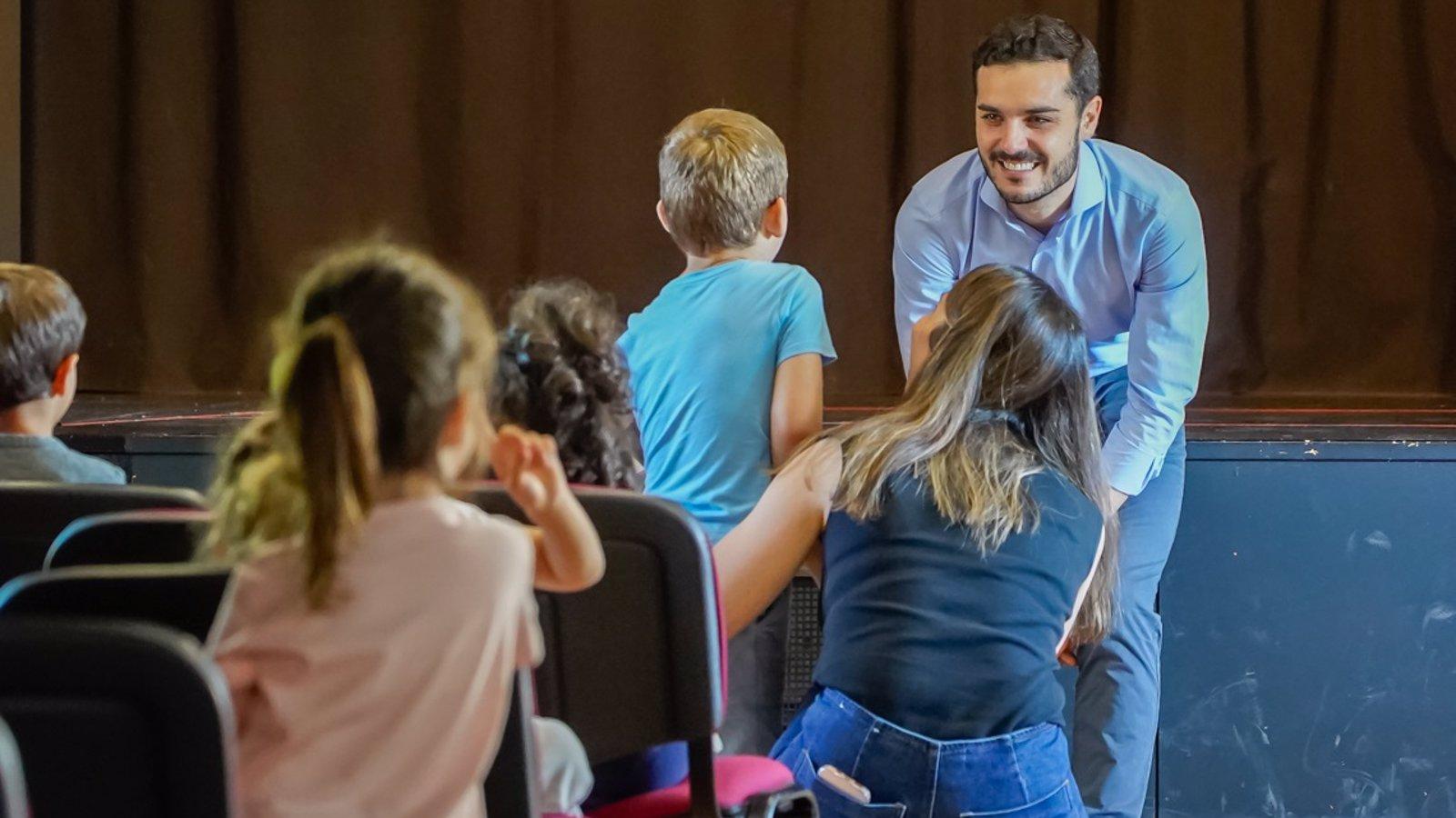 El alcalde de Torrejón responde a preguntas de alumnos de Primaria sobre su vida y trabajo