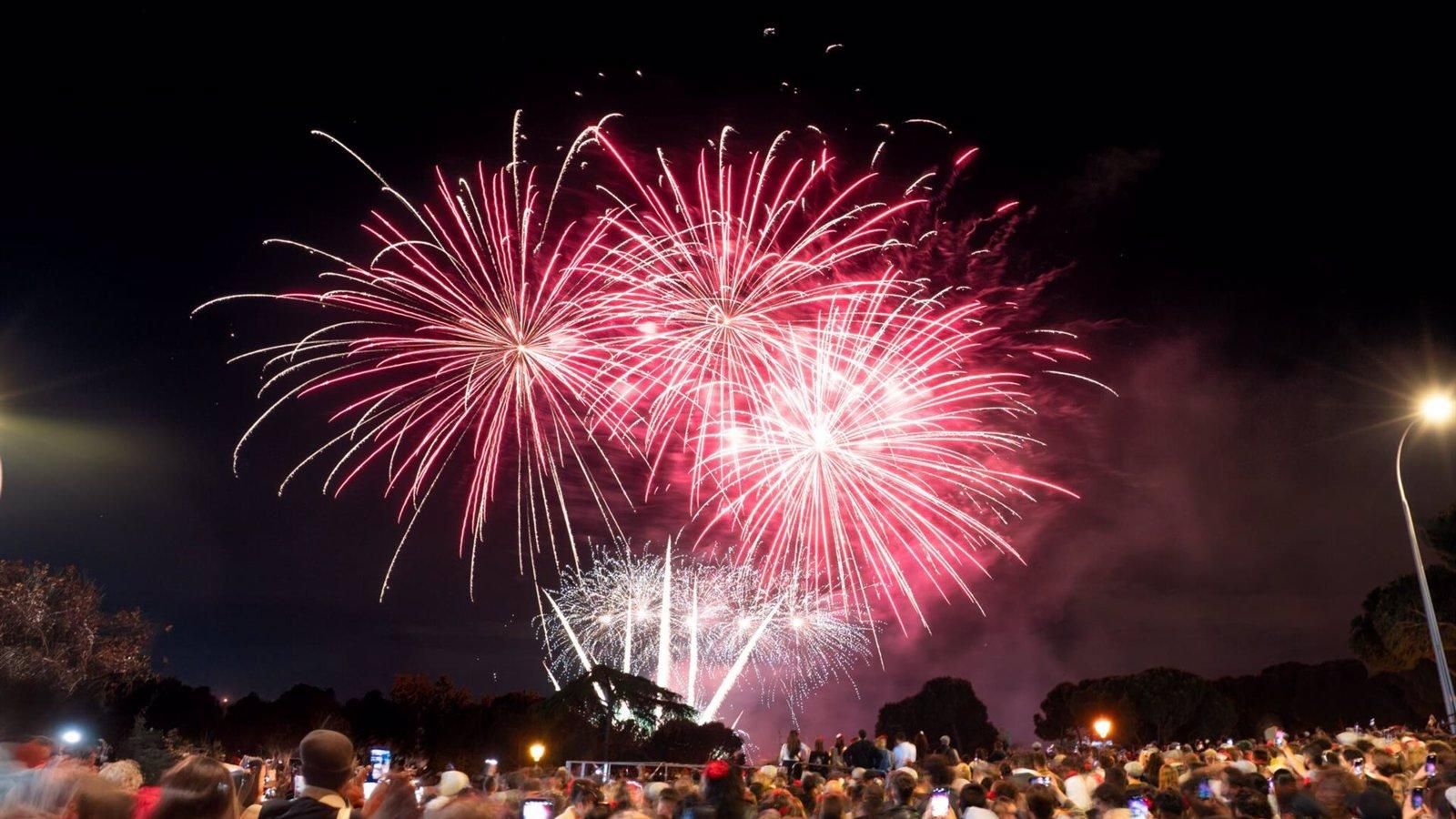El castillo de fuegos artificiales cierra unas multitudinarias Fiestas de San Isidro en Madrid