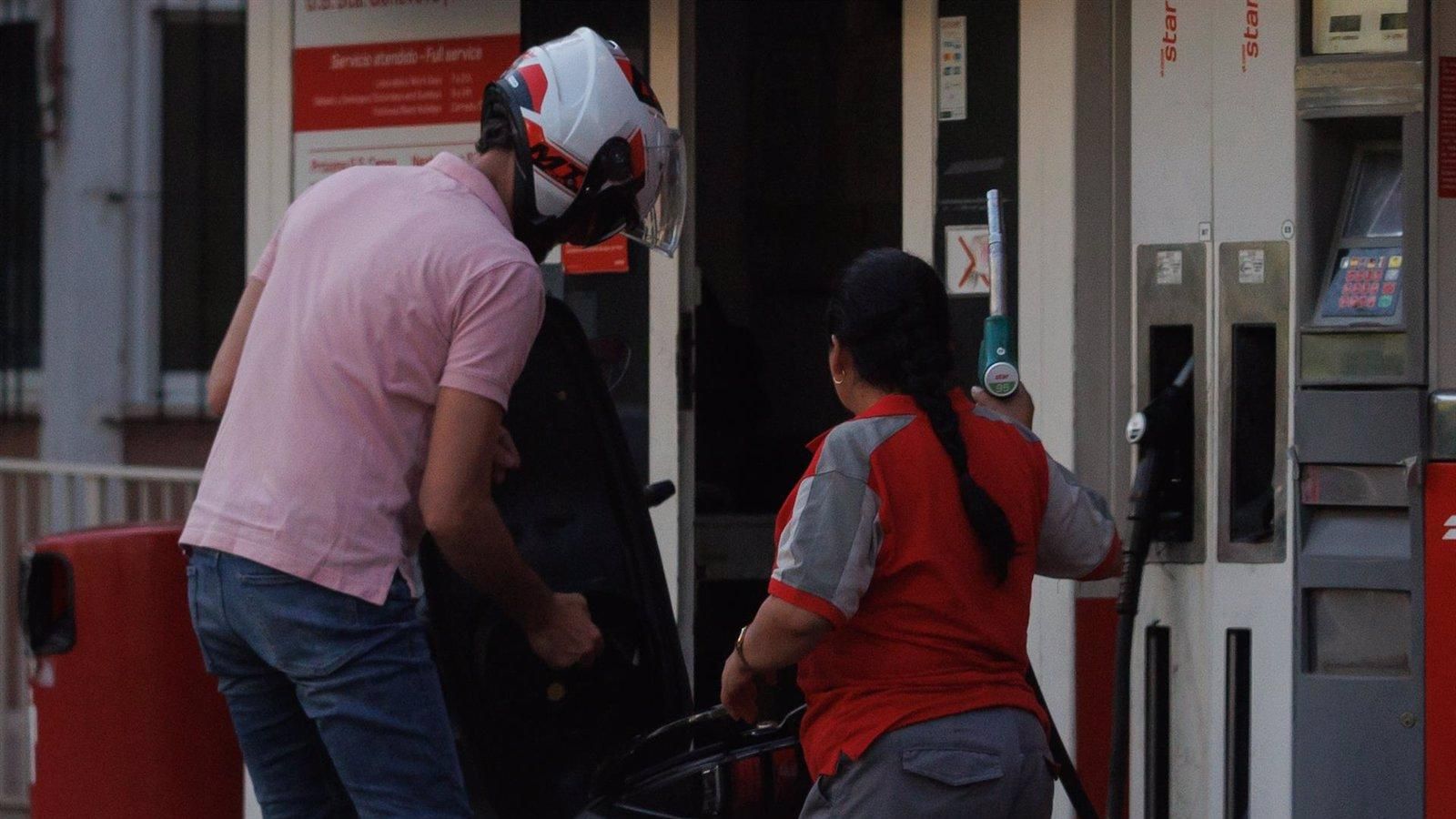 El precio de los carburantes encadena cinco semanas de descensos