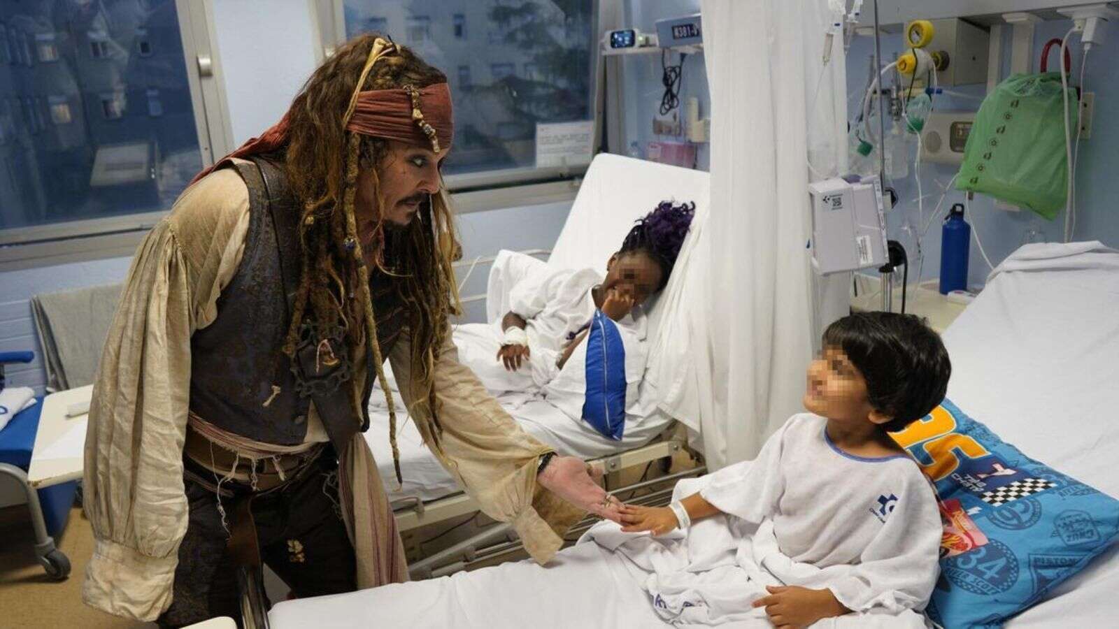 Johnny Depp visita a los niños del Hospital Niño Jesús disfrazado de Jack Sparrow