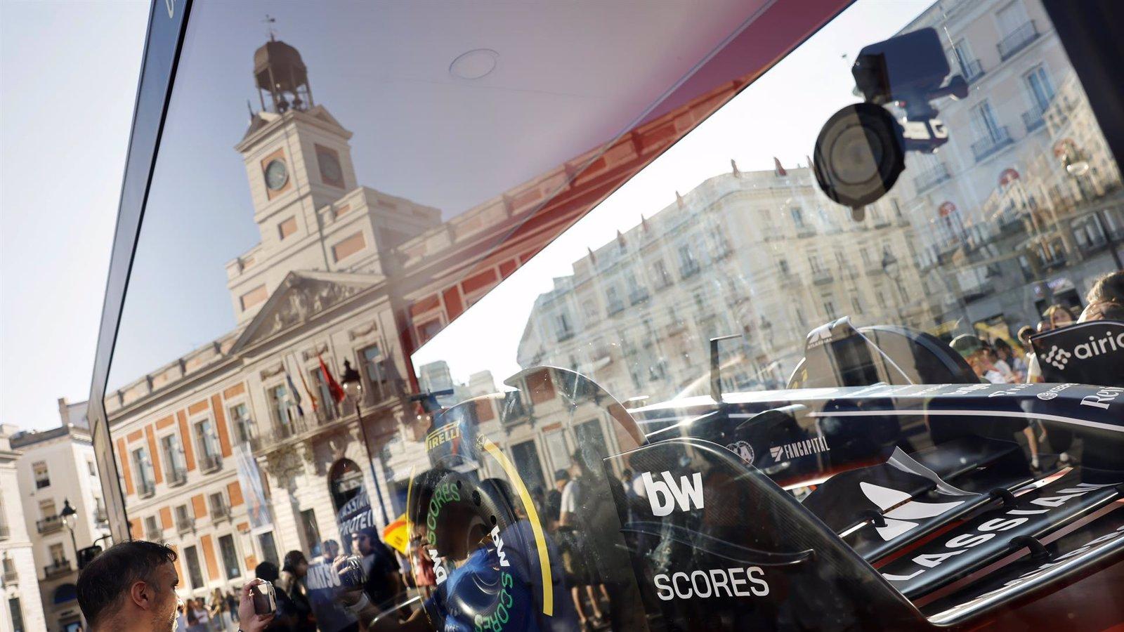 Carlos Sainz presenta su monoplaza en la Puerta del Sol antes de exhibirse en Ifema Madrid