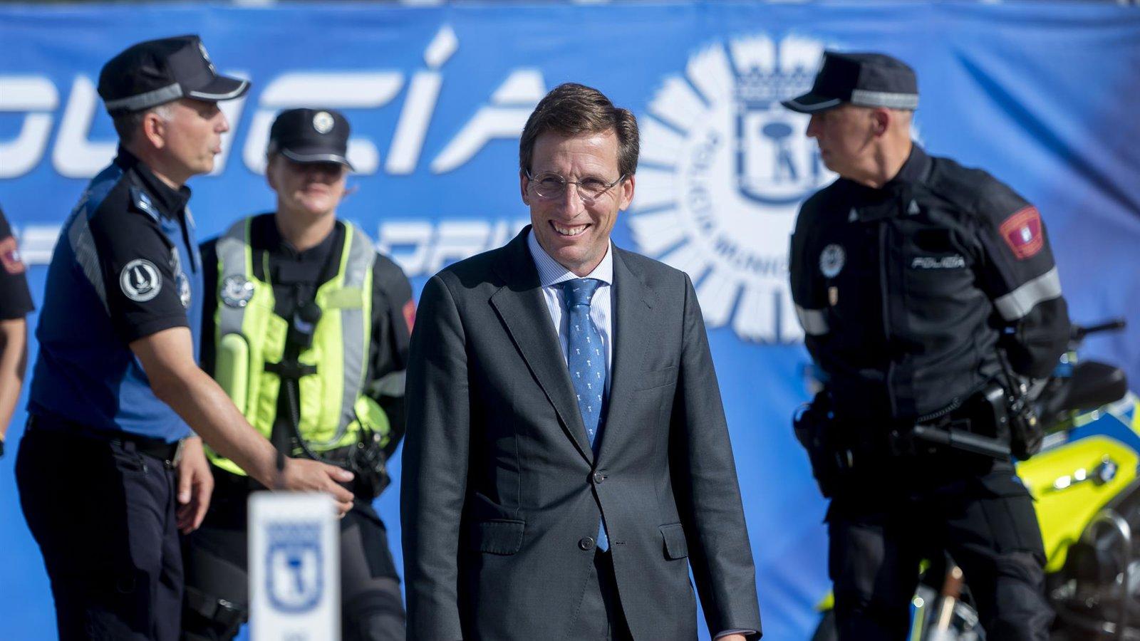 Almeida anuncia 325 nuevos policías municipales y ensalza su labor durante el acto de San Juan