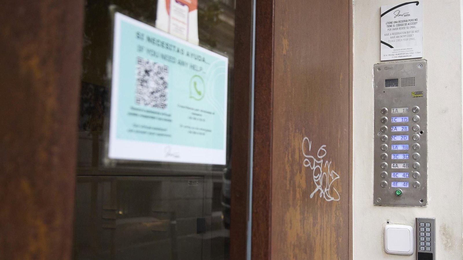 Almeida critica la "deslealtad" de Bustinduy y cuestiona la utilidad del listado de viviendas turísticas ilegales