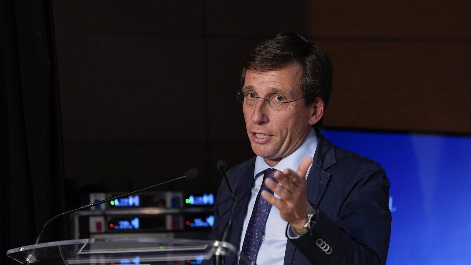 Almeida llama “miserable” y “mala persona” a Óscar López por sus críticas al fallecido Javier Lambán