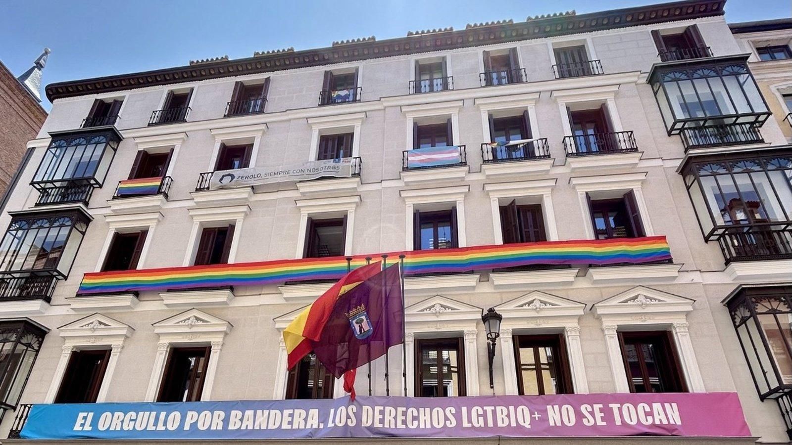 Almeida defiende el derecho de los grupos a exhibir la bandera arcoíris en sus despachos 