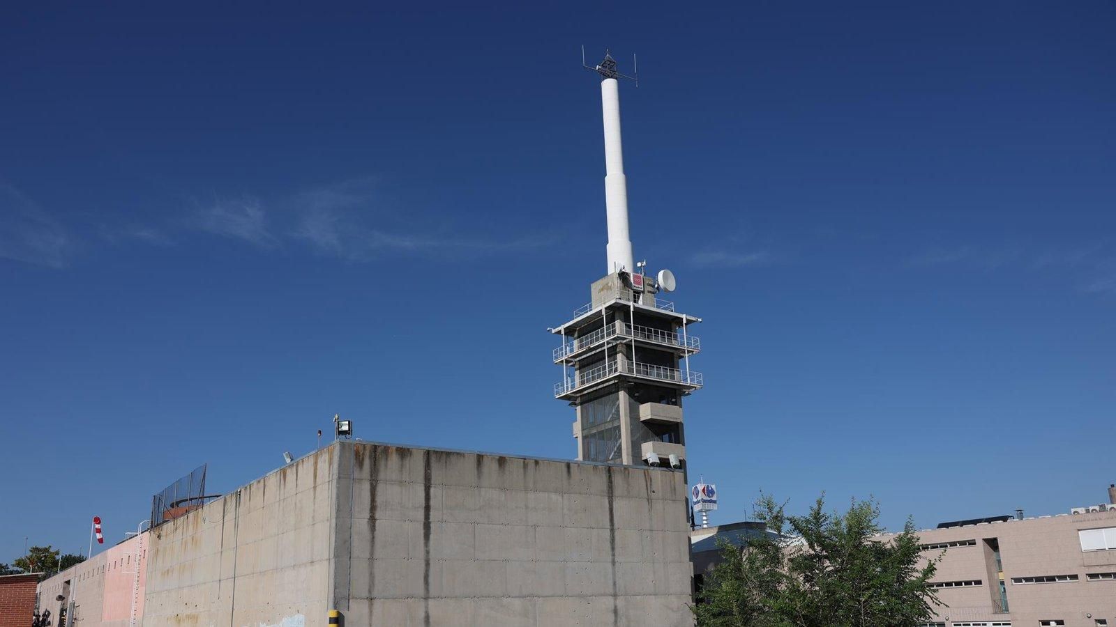 Los bomberos de Madrid protestan con la quema simbólica de 22 torres de maniobras por la ruptura del acuerdo laboral