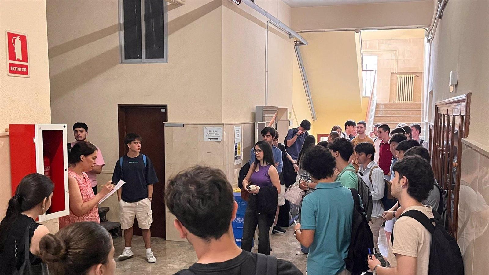 Comienza la EvAU en Madrid con nervios, carreras de última hora y novedades en los exámenes