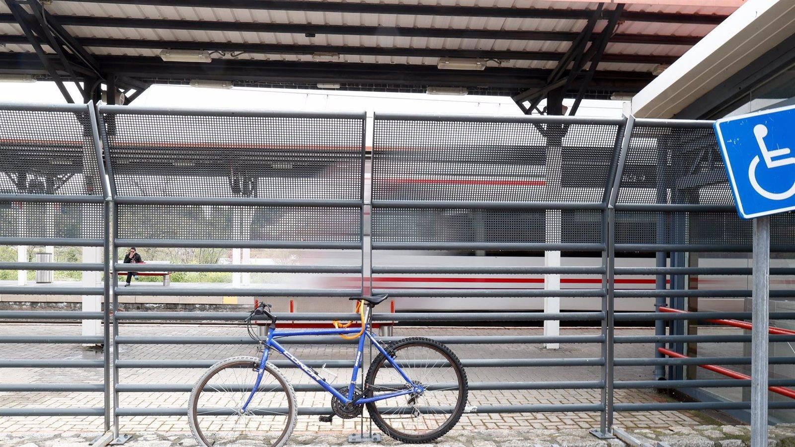 Finaliza la primera fase de los aparcamientos seguros para bicicletas y patinetes en Cercanías