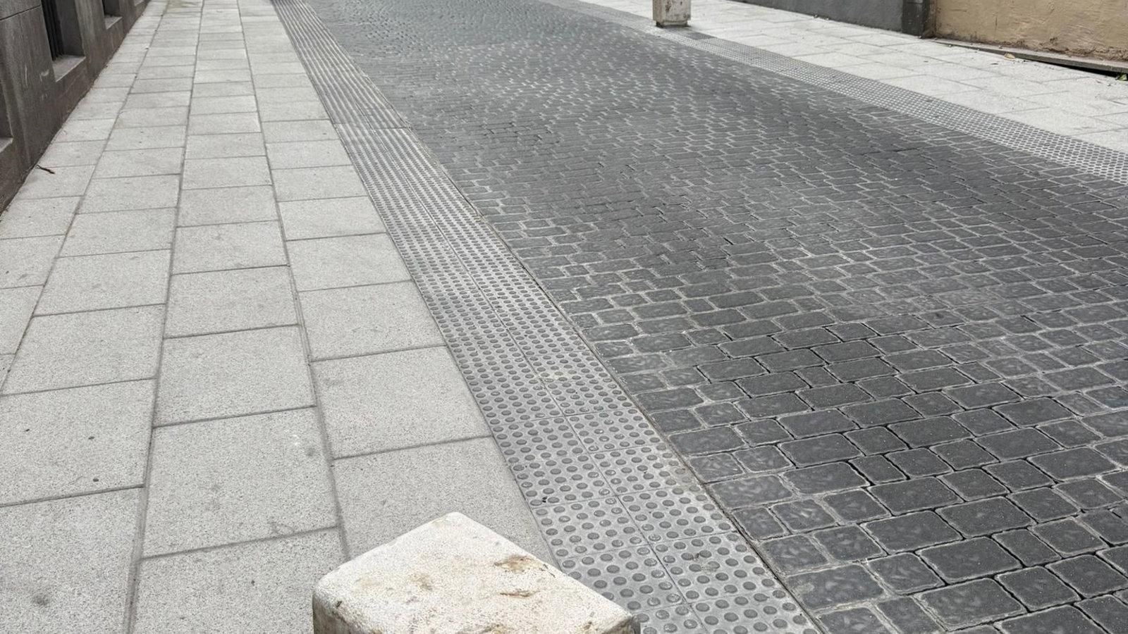 Madrid estudia eliminar los cubos de hormigón de la calle San Hermenegildo tras las quejas vecinales