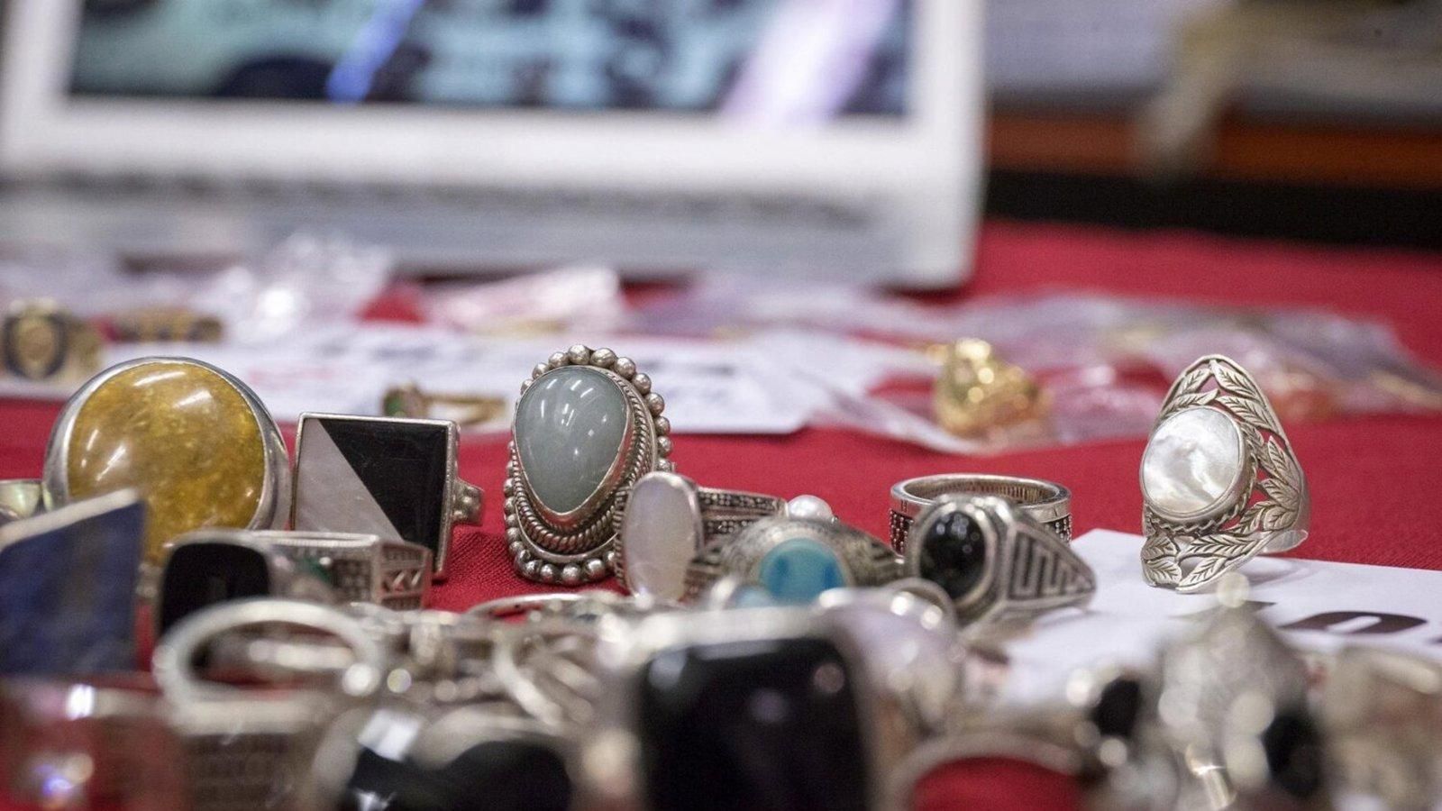 El Ayuntamiento de Madrid subasta 3.600 joyas y relojes de la Oficina de Objetos Perdidos