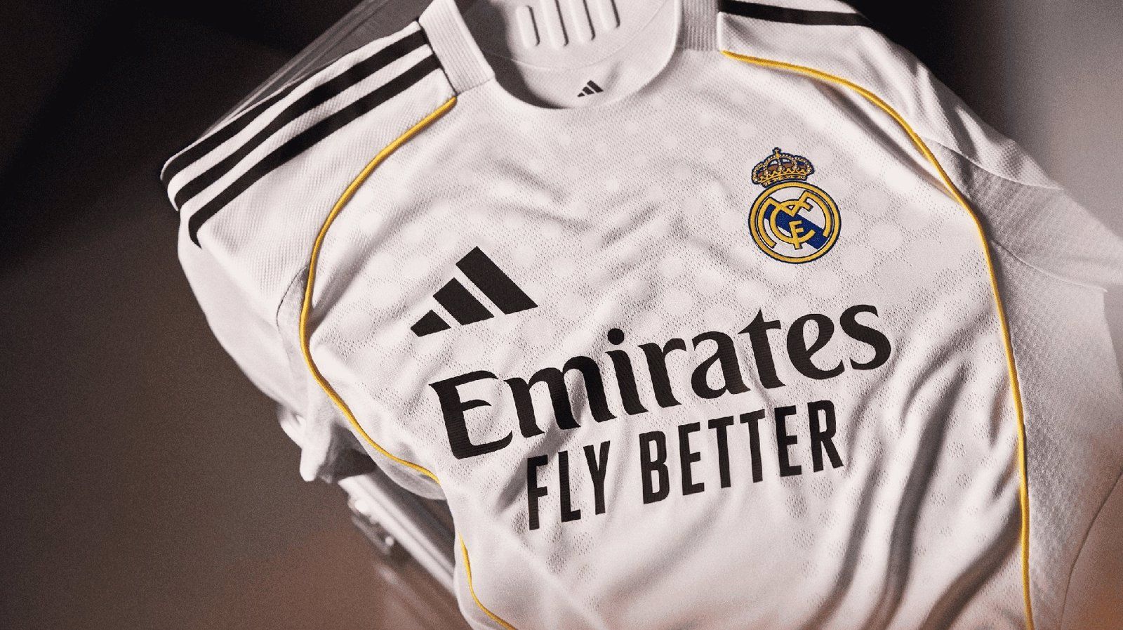 El Bernabéu inspira la camiseta de local del Real Madrid para la temporada 2025-2026