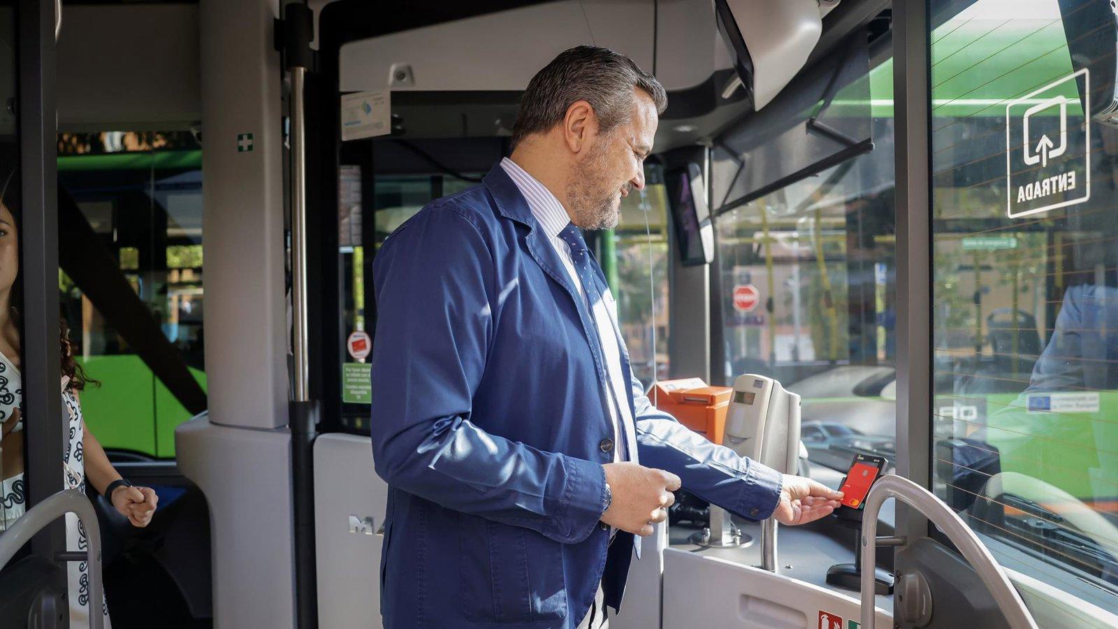 El pago con tarjeta llega a todos los autobuses de la región en julio