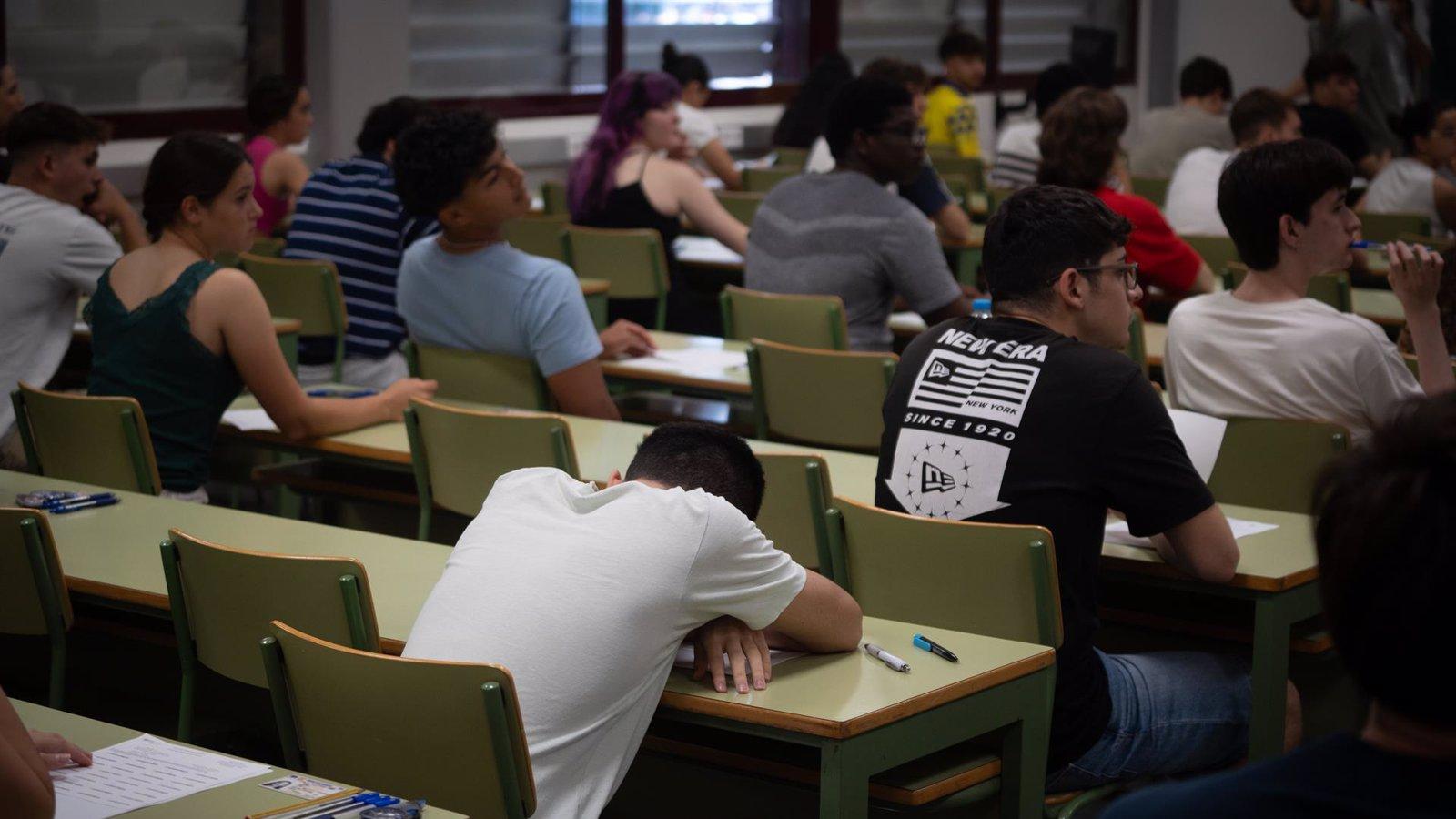 La PAU 2025 arranca en Madrid con preguntas sobre la dana de Valencia y Vargas Llosa