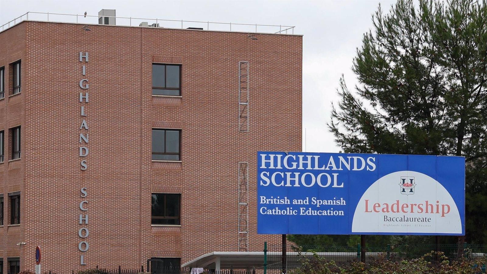 Interrogan a dos profesoras del Highlands School como investigadas por el caso del excapellán