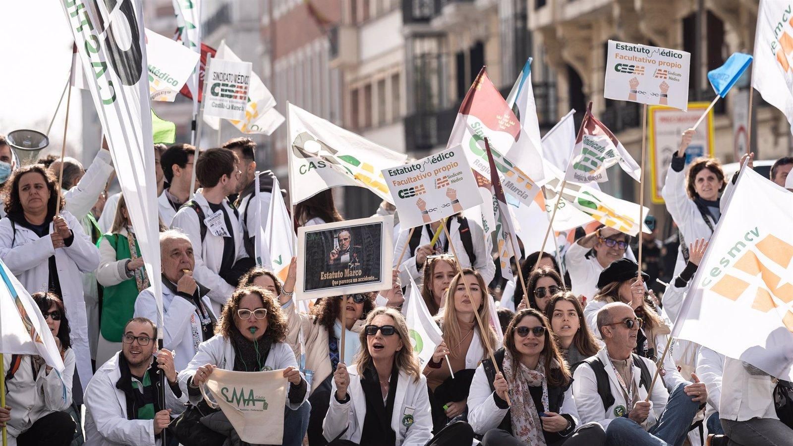Los médicos plantan cara a Mónica García y convocan una huelga nacional contra su Estatuto Marco