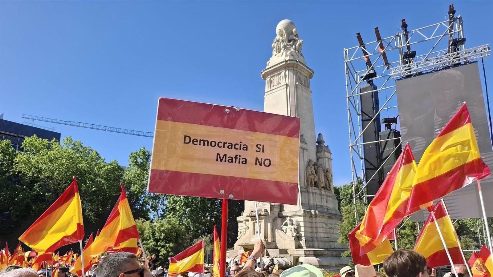 Miles de personas abarrotan la Plaza de España en la protesta del PP contra Sánchez