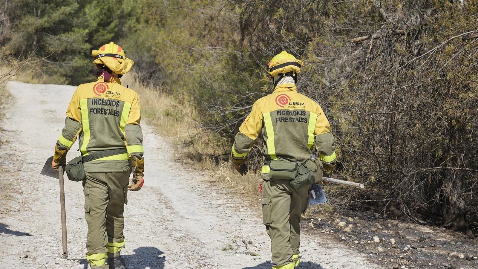 Los bomberos trabajan para controlar un incendio forestal en Villa del Prado
