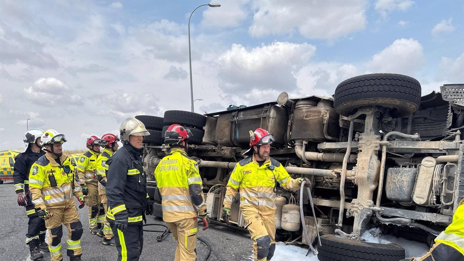 Los bomberos rescatan a un conductor atrapado en un camión tras un accidente en la M-410