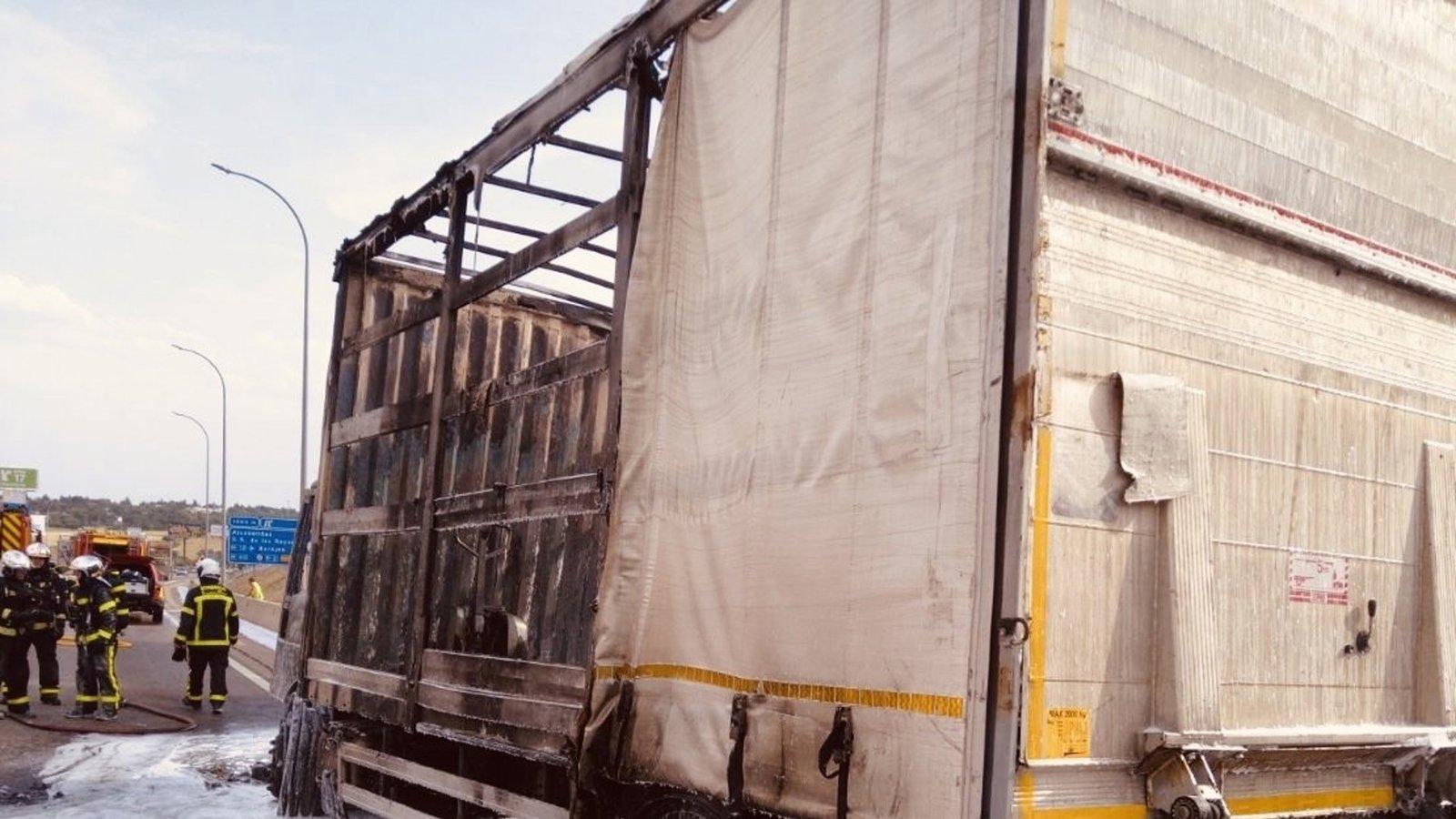 Un camión se incendia en la A-1 en Alcobendas y el conductor resulta ileso