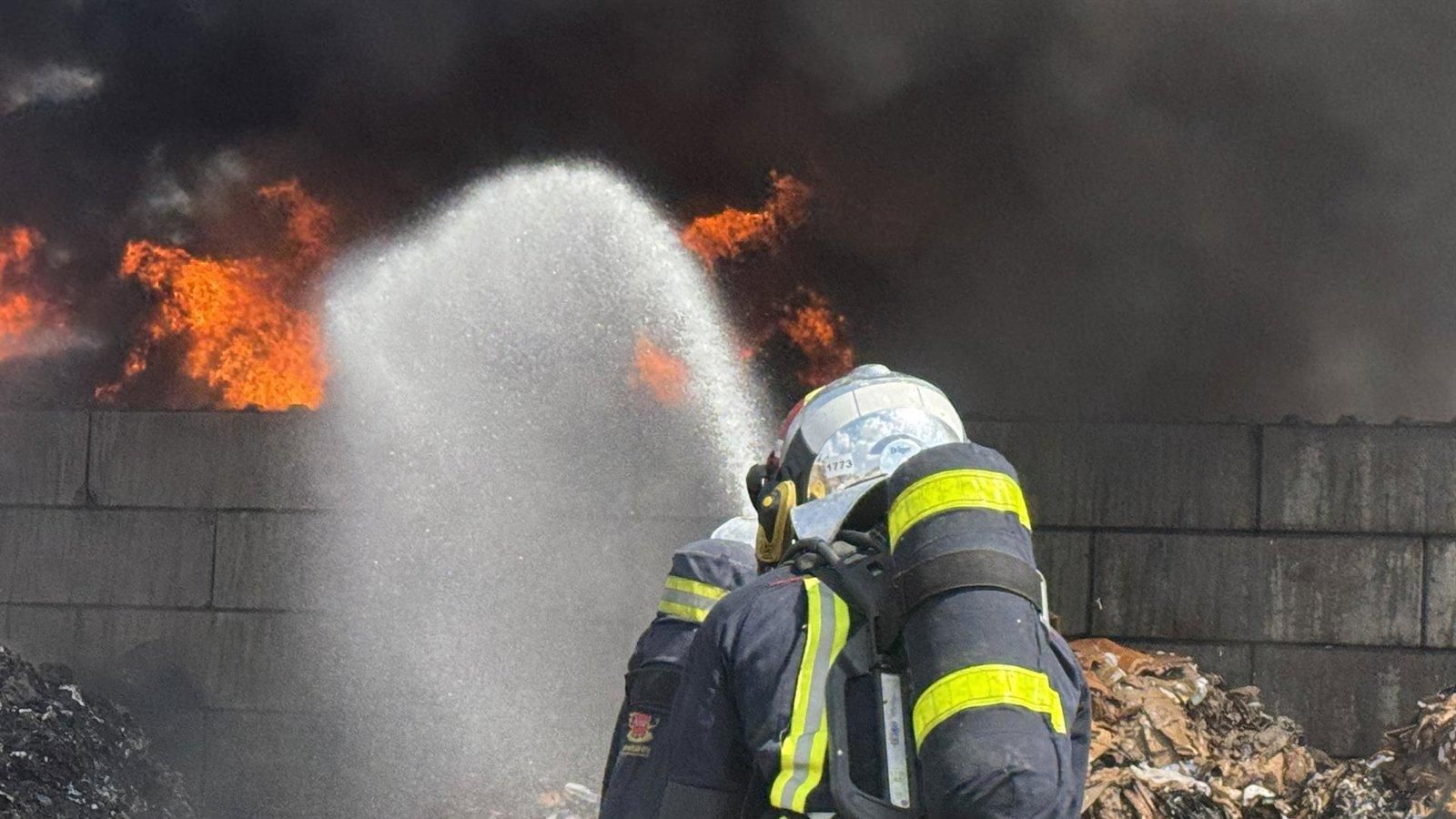 Un incendio en una nave de reciclaje en San Fernando de Henares queda controlado sin heridos
