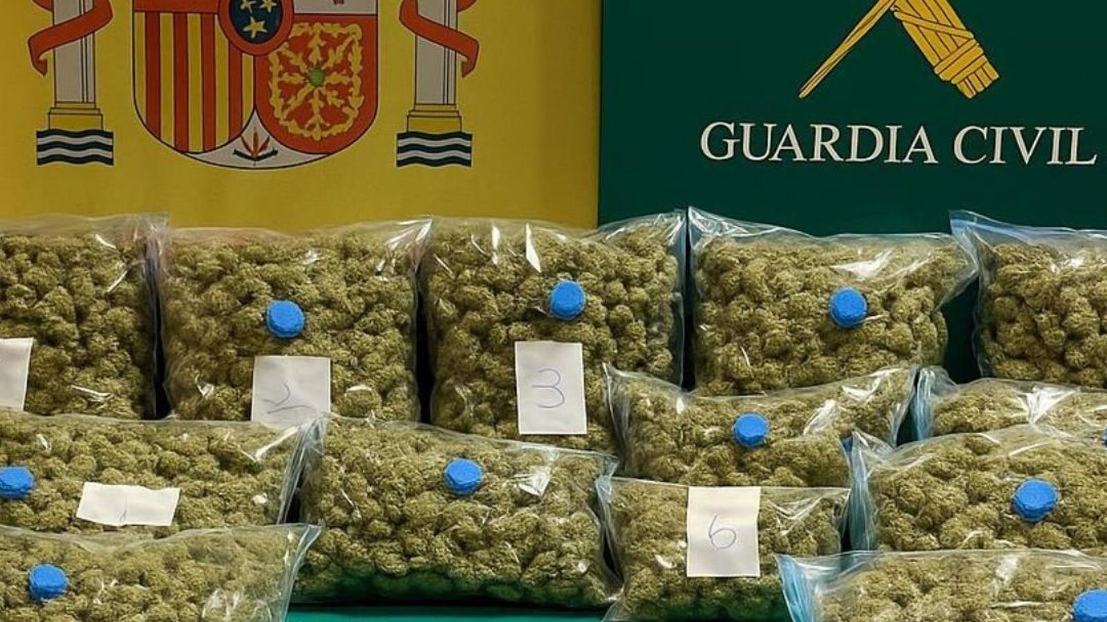 La Guardia Civil detiene en Valdemoro a dos personas con 15 kilos de marihuana en su coche