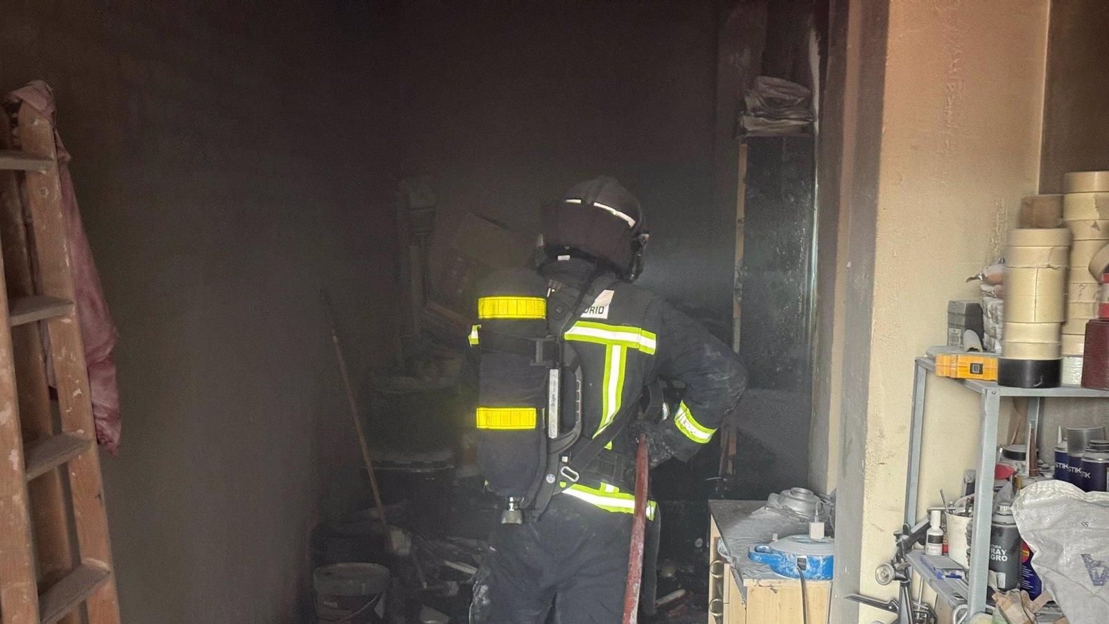 Los bomberos sofocan un  incendio en un almacén de Pozuelo