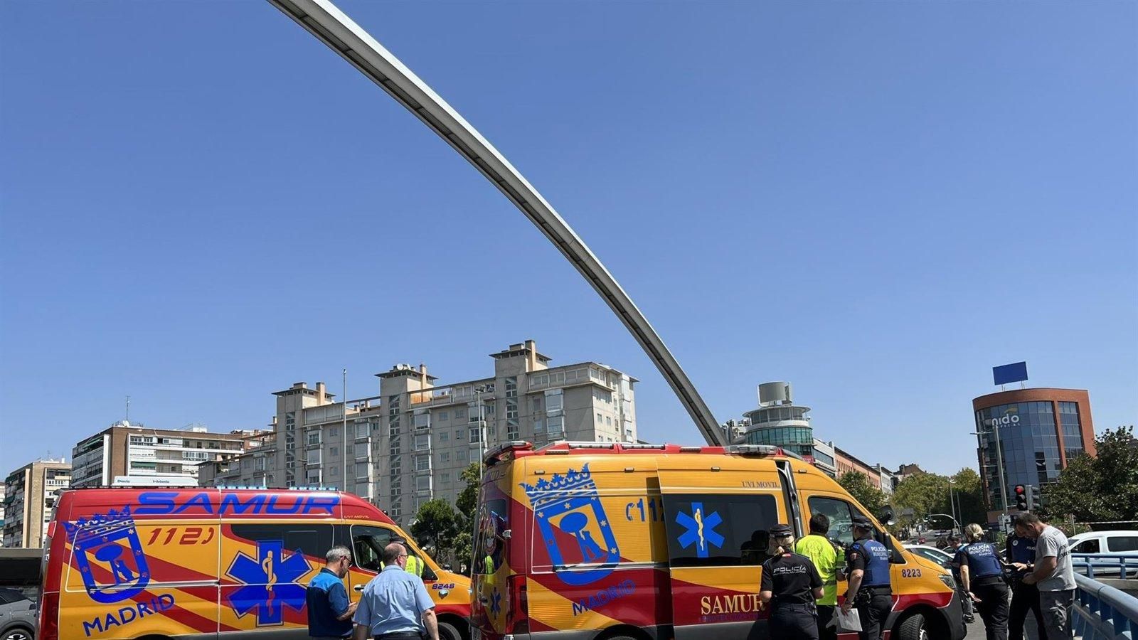 Un  motorista resulta gravemente herido en un accidente en la M-30 bajo el puente de Ventas