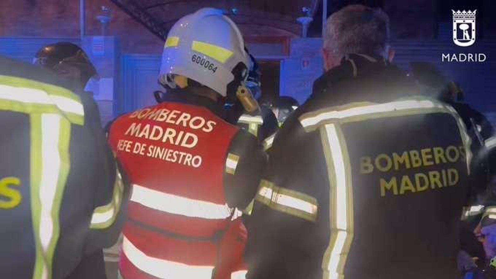 Un incendio en una asociación cultural de San Blas deja cuatro heridos leves por intoxicación