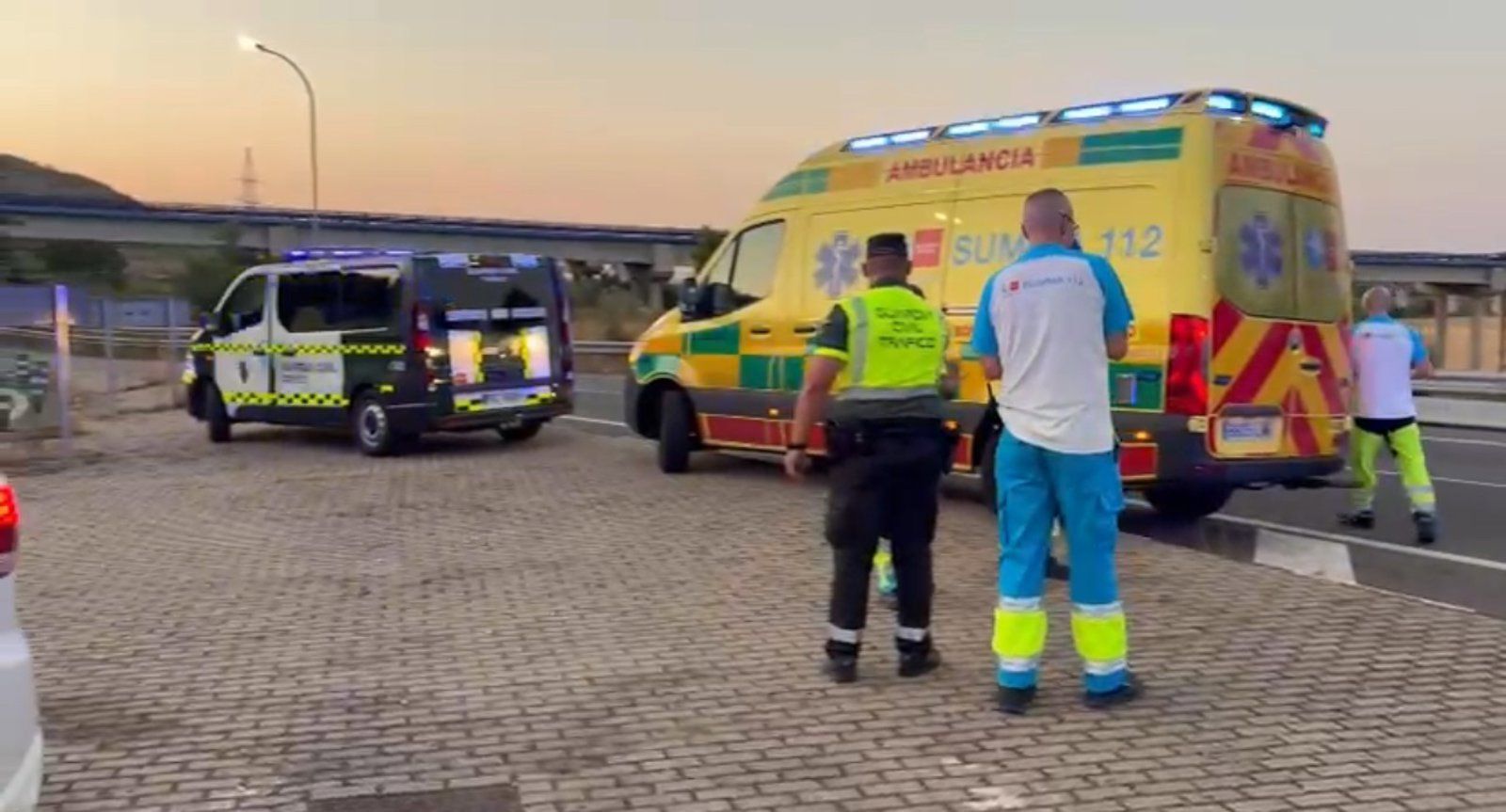 Un motociclista fallece tras una colisión con un coche y una farola