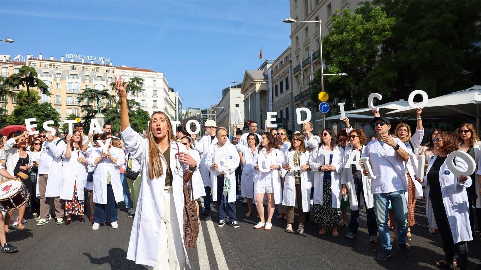 Los médicos de toda España van a la huelga contra el Estatuto Marco propuesto por Sanidad