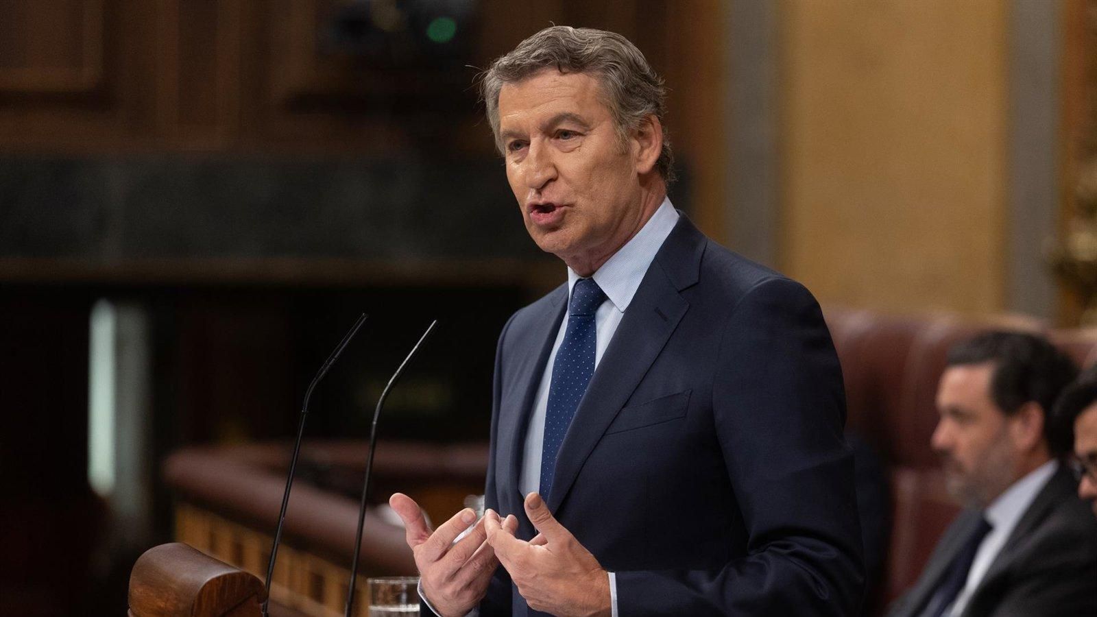 Feijóo respalda la investigación a Montoro y marca distancia con el PSOE: "No somos iguales"