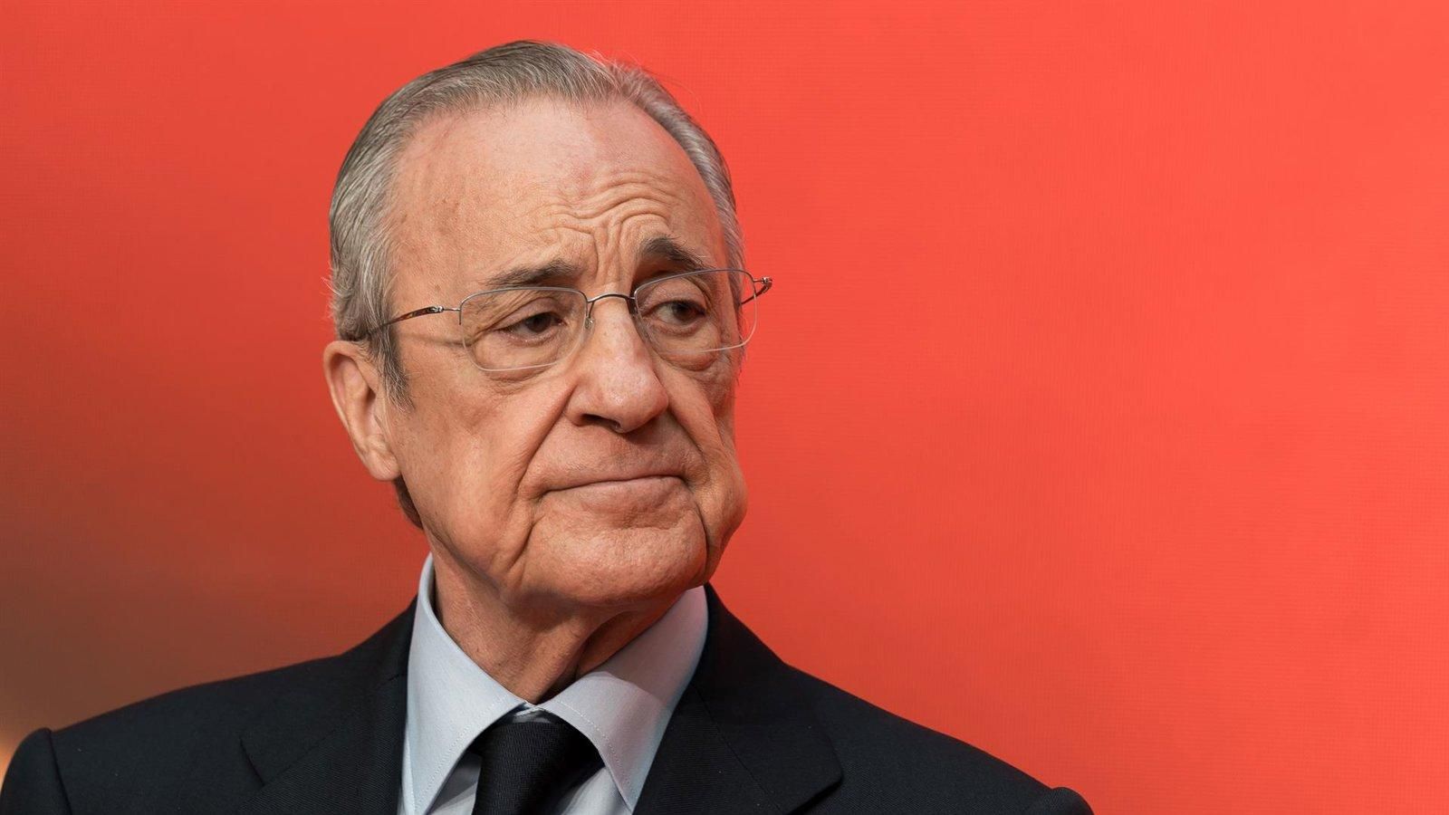 Florentino Pérez presenta a Álvaro Carreras como nuevo refuerzo del Real Madrid