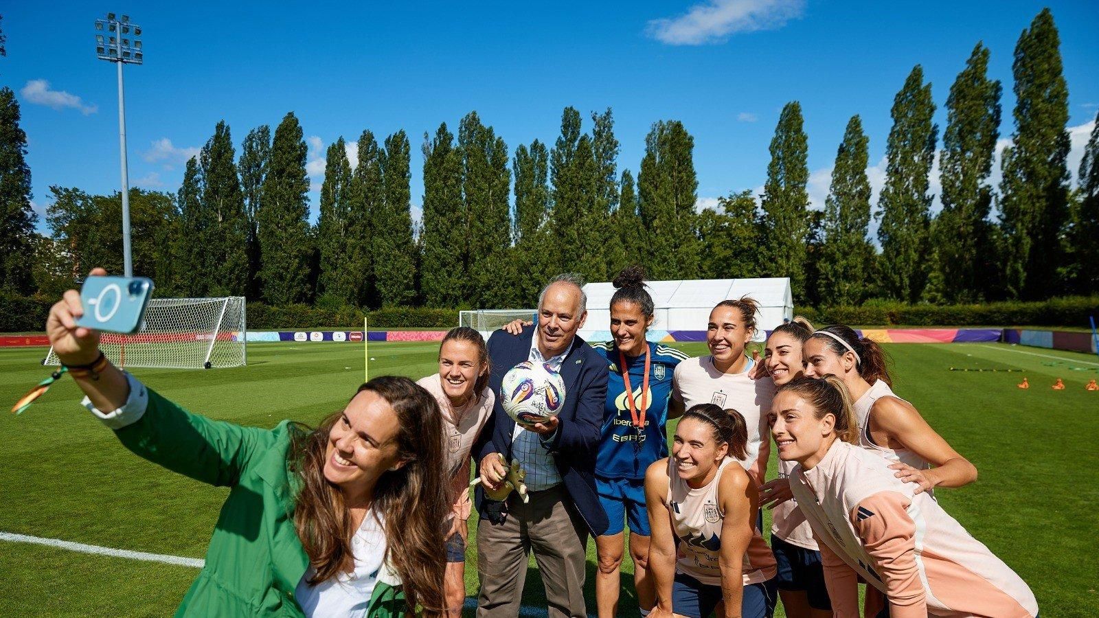 Iberdrola reconoce el logro del equipo femenino y las declara campeonas en España