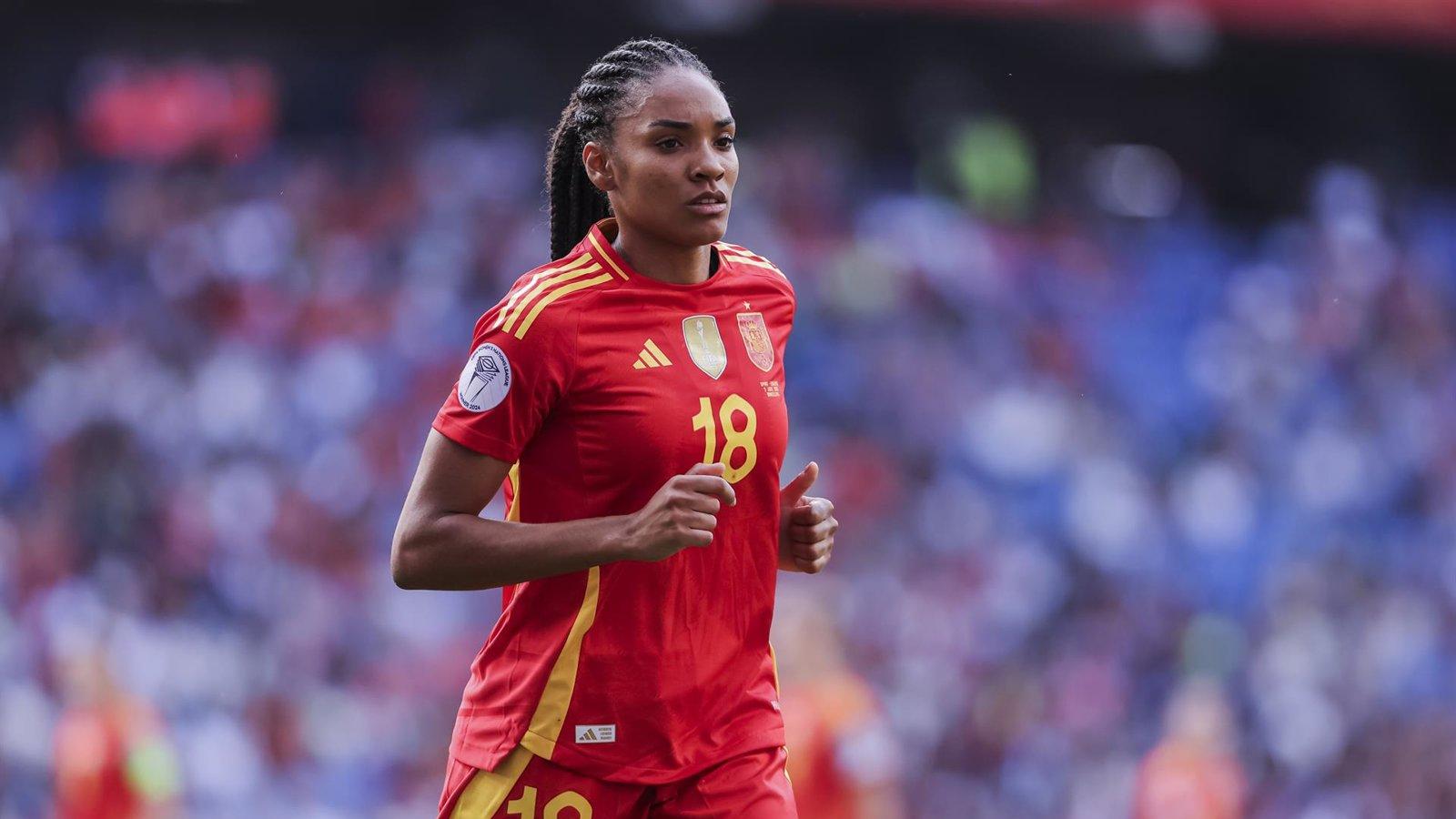 Salma Paralluelo destaca el compromiso y esfuerzo del equipo femenino de fútbol