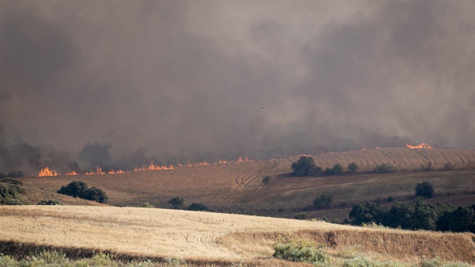 La Comunidad de Madrid dirige la extinción del incendio de Méntrida, aún en fase de control