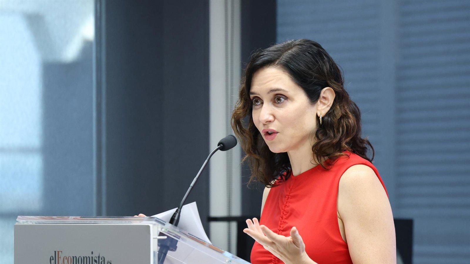 La presidenta madrileña acusa a Illa de ser cómplice de la deriva separatista del Gobierno
