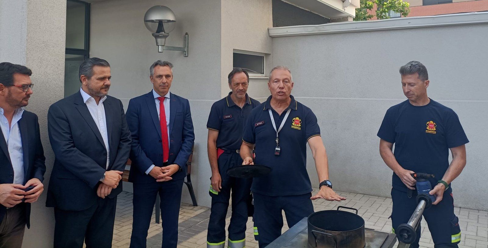 La Comunidad de Madrid entrega 25.000 detectores de humo gratis en viviendas sociales para prevenir incendios