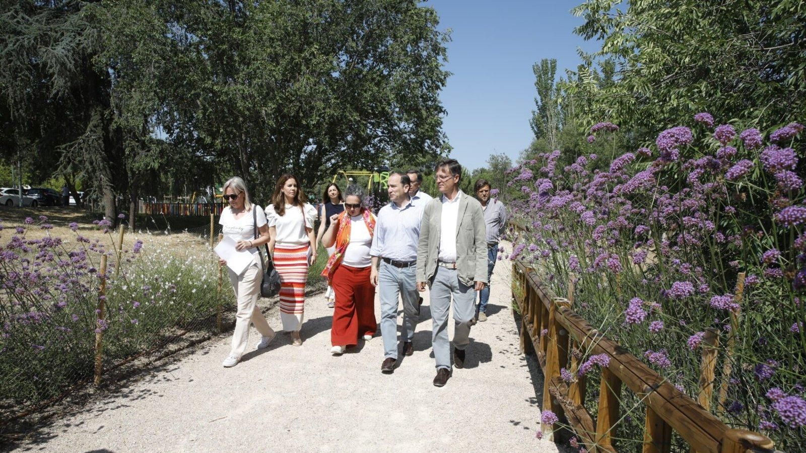 El Ayuntamiento renaturaliza una parcela en Moncloa con 228 árboles y una zona infantil