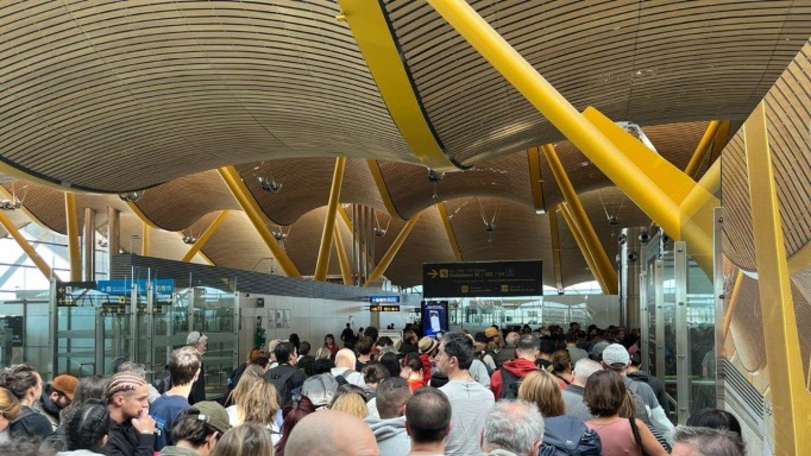 Colas de una hora por falta de personal en el control de pasaportes de la T4 de Barajas