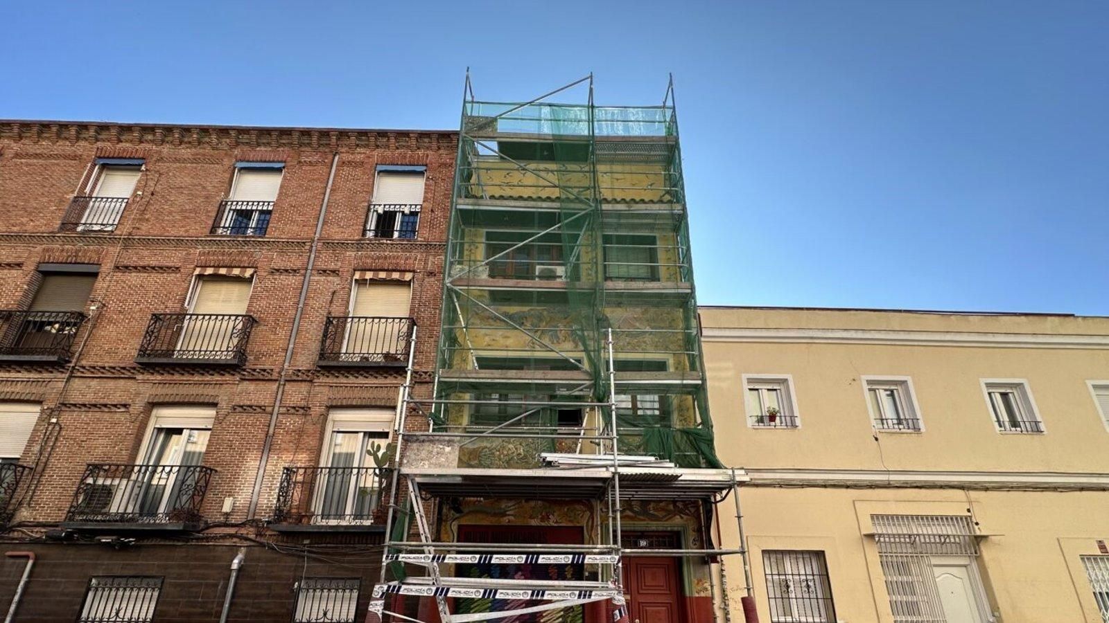 Madrid suspende las obras sobre la fachada de El Montacargas para proteger el mural de Miguel Brayda