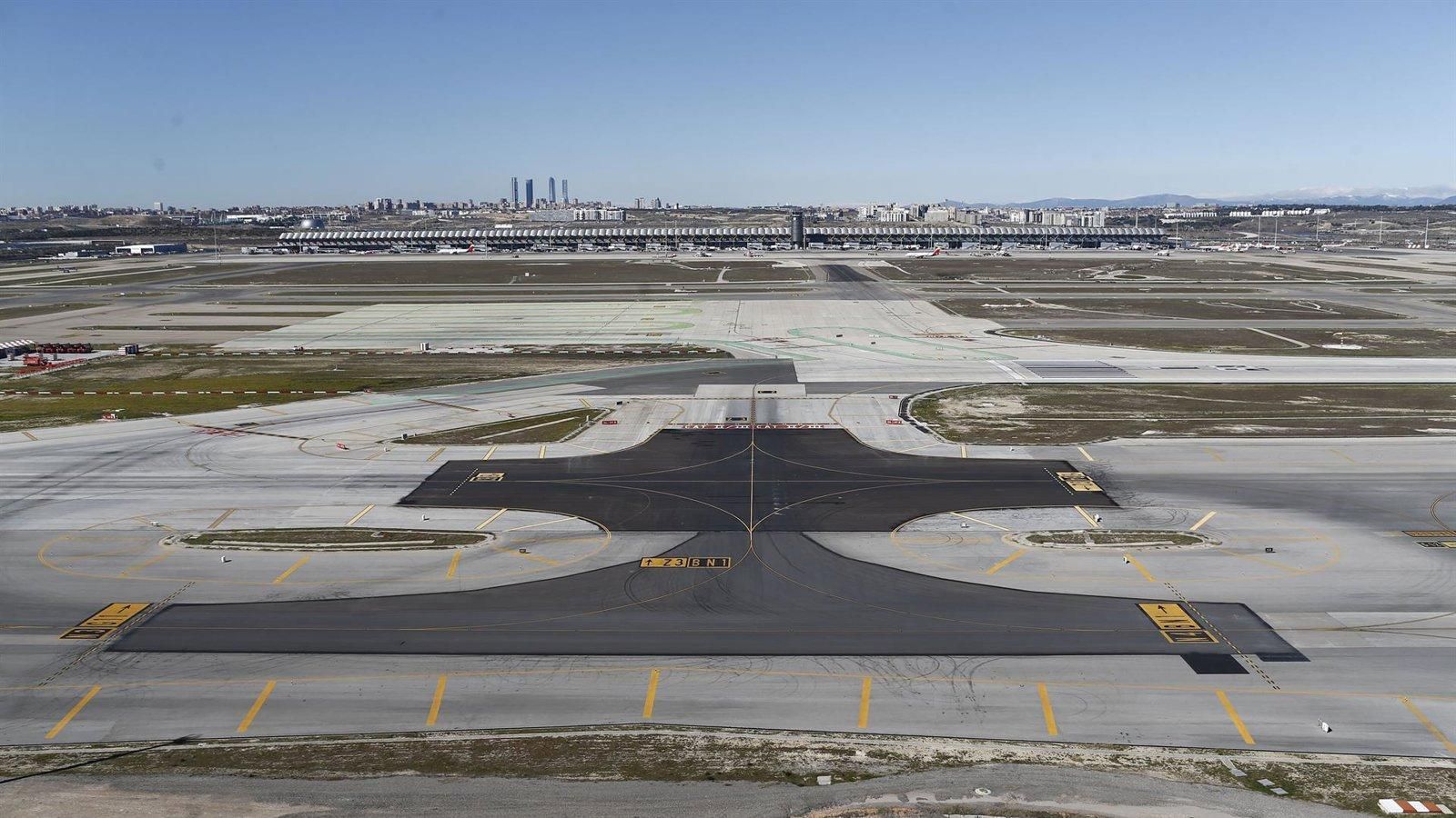 Una persona junto a una pista de Barajas obliga a abortar cinco aterrizajes