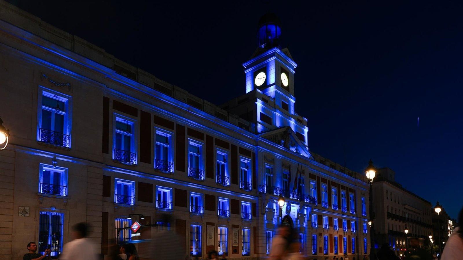 La Comunidad de Madrid homenajea a las víctimas del odio iluminando la Real Casa de Correos