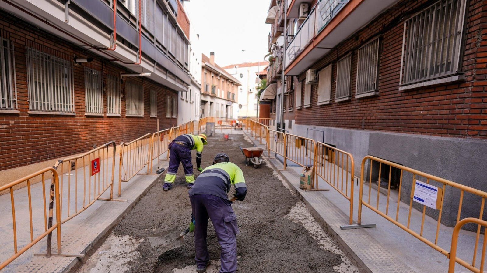 Carabanchel Bajo trabaja en la remodelación de las aceras para contar con más plazas de aparcamiento y mejorar la accesibilidad