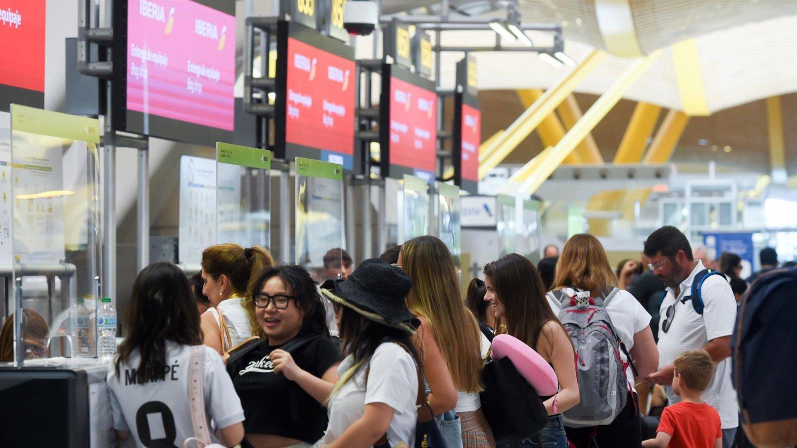 La Comunidad alerta de que el caos en Barajas daña el turismo y la imagen de España