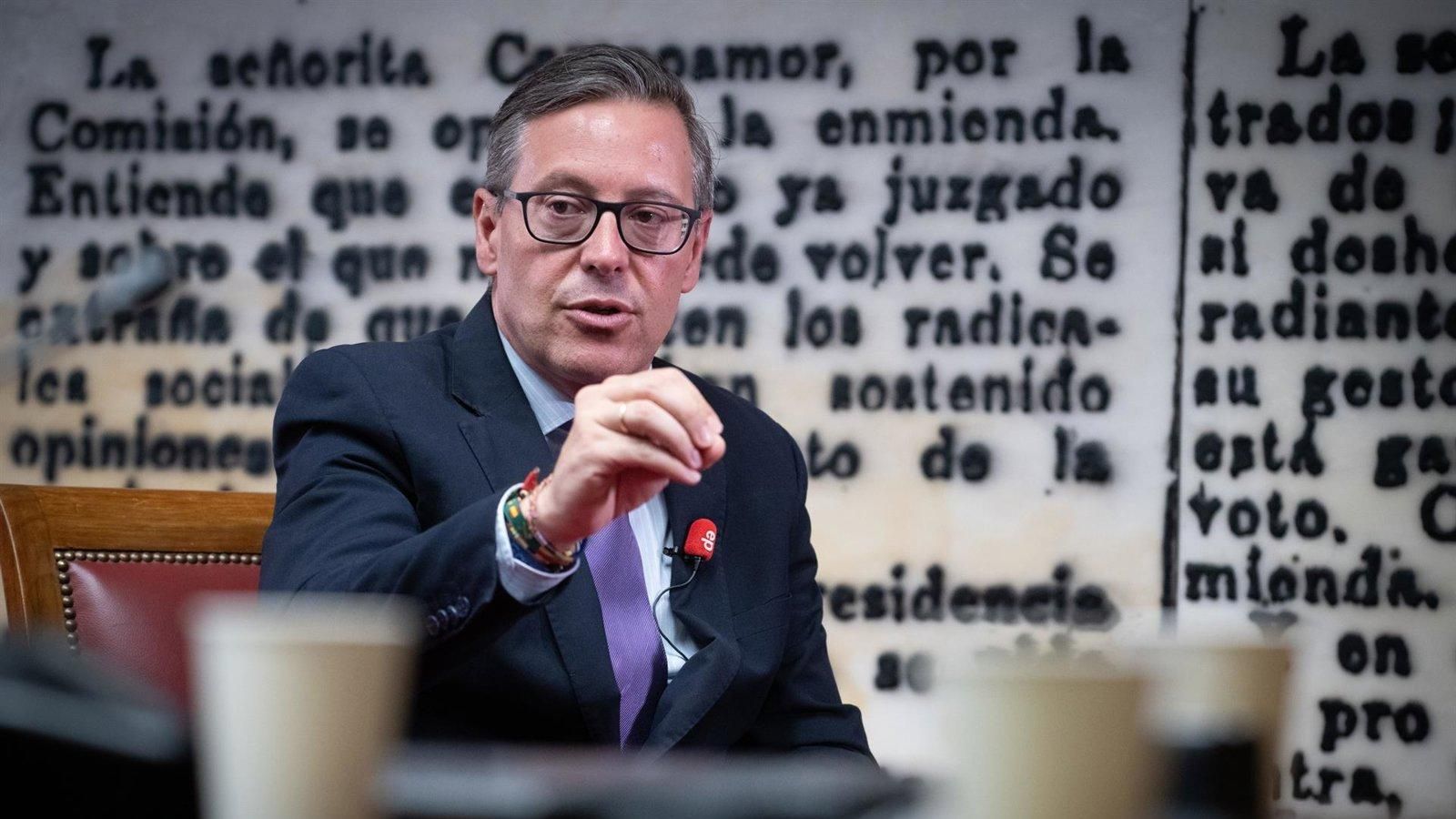 Serrano acusa al Gobierno de tratar a los inmigrantes “peor que al ganado” e imponer repartos de menores sin financiación