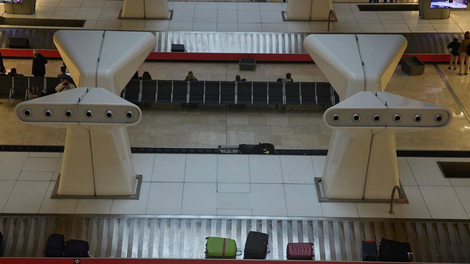 Desmantelan en Madrid una banda que pagaba 10.000 euros por introducir droga desde Barajas