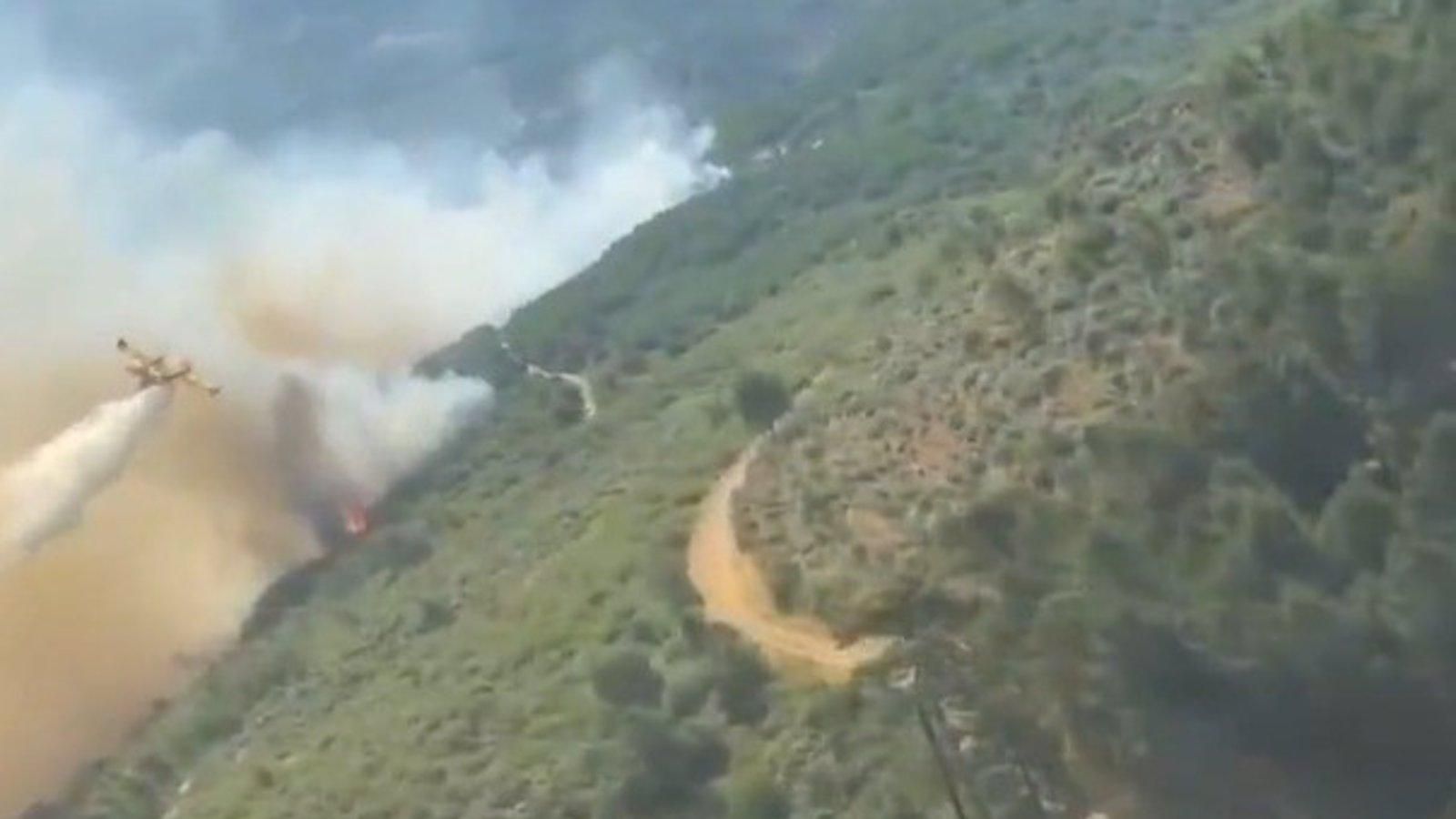 La Comunidad de Madrid apoya la extinción de un incendio en Ávila con un helicóptero bombardero