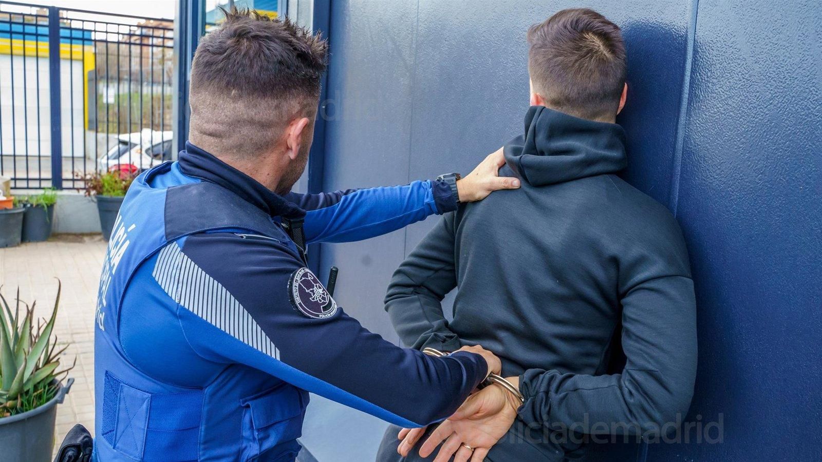 Detienen en Cuatro Caminos bajo la protección de los Trinitarios a un refugiado vinculado a un homicidio en Mánchester