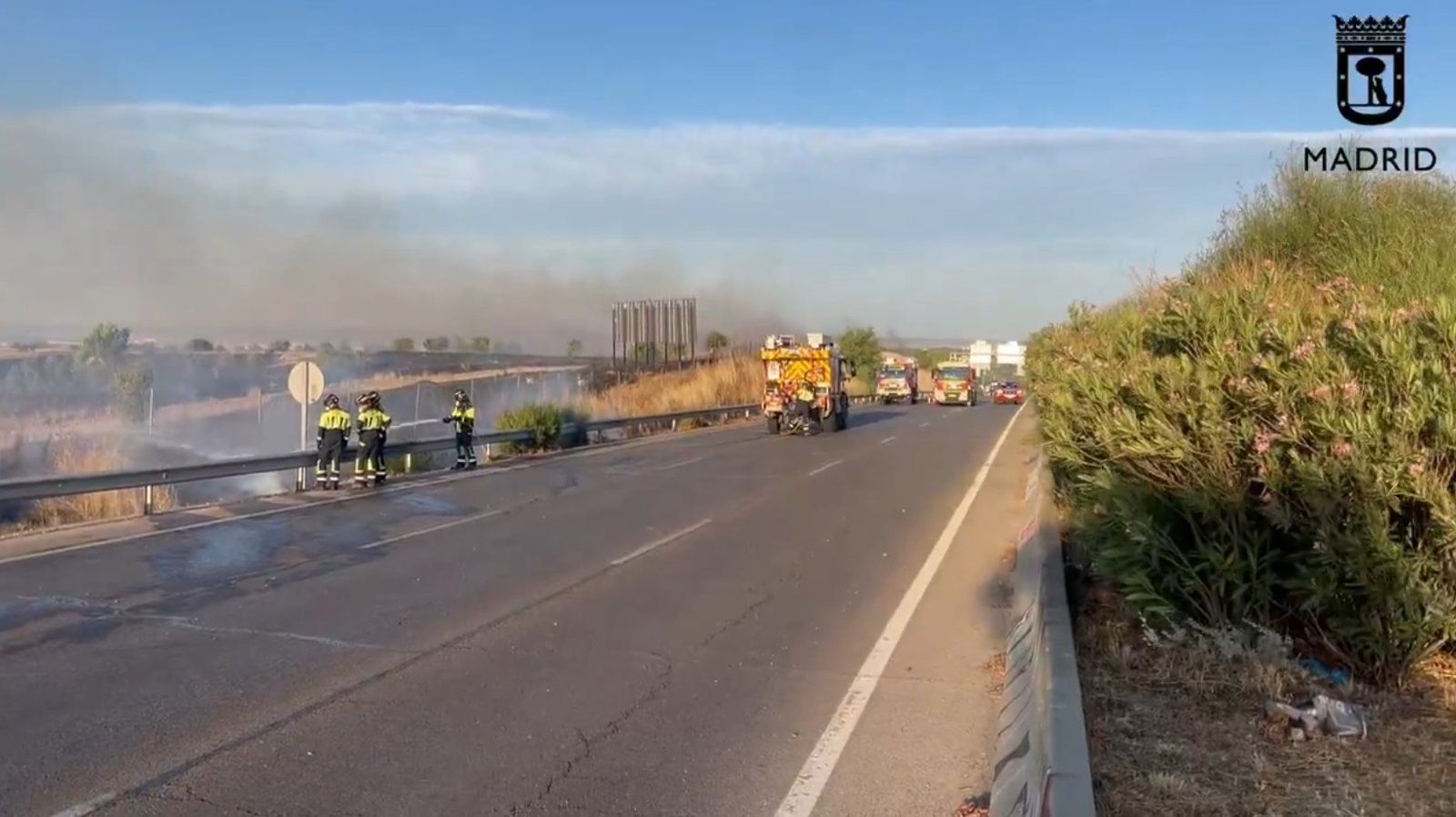 Los bomberos sofocan un incendio de pastos en el kilómetro 12 de la M-40