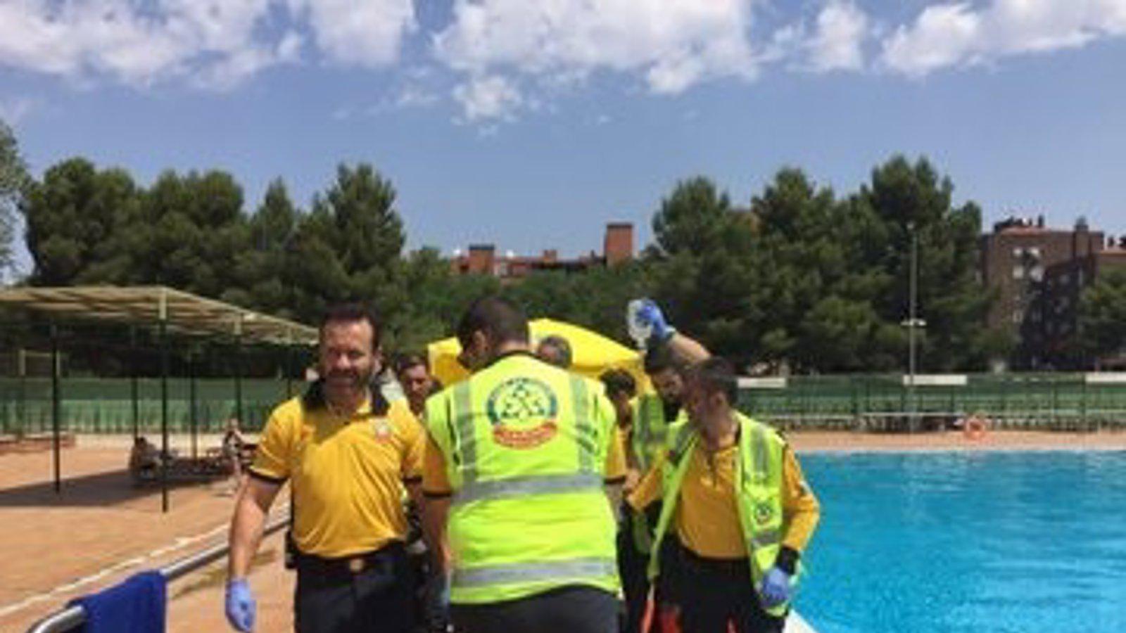 Un hombre de 62 años en estado grave tras ahogarse en la piscina de Orcasitas